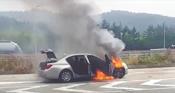 경남 사천시 남해고속도로에서 지난 8월 9일 불탄 BMW 730Ld. 사진=경남소방본부 제공