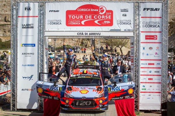 현대자동차는 지난 3월 28일부터 3월 31일(현지 시각)까지 프랑스에서 진행된 '2019 월드랠리챔피언십(이하 2019 WRC)' 시즌 4번째 대회인 코르시카(Corsica) 랠리에서 드라이버·제조사 부문 1위를 동시에 달성했다고 1일 밝혔다. 사진은 현대차 월드랠리팀이 우승 세리모니를 하고 있는 모습.사진=현대차 제공