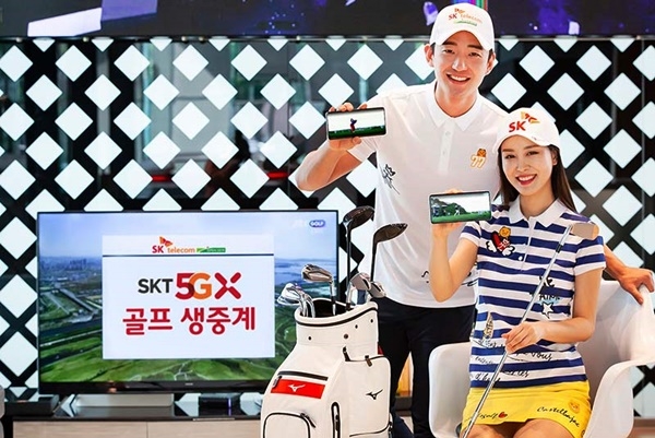 SK텔레콤 홍보모델이 5G를 통해 ‘SK텔레콤 오픈 2019’ 골프대회 생중계를 보고 있는 모습을 연출하고 있다.(사진=SK텔레콤)