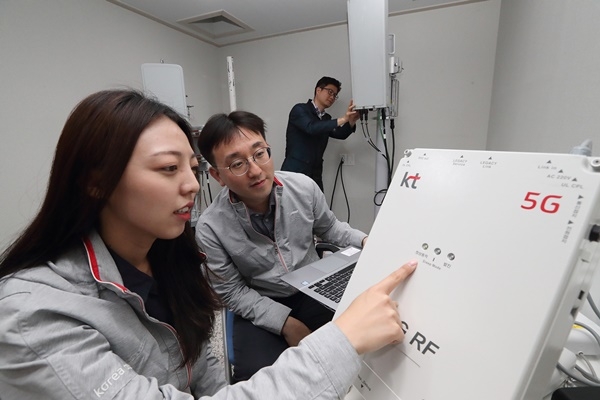 KT 연구원들이 서초구 우면동에 위치한 융합기술원에서 3.5GHz 주파수대역 5G RF 중계기 테스트를 진행하고 있다.(사진=KT)
