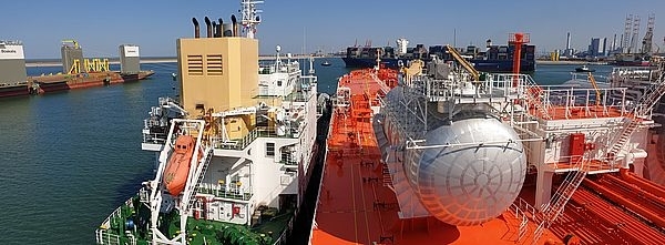 삼성중공업이 첫 건조한 LNG 연료추진 유조선(오른쪽)이 네덜란드 로테르담항에서 LNG 벙커링 선박(왼쪽)으로부터 LNG를 공급 받고 있는 모습. 사진=삼성중공업