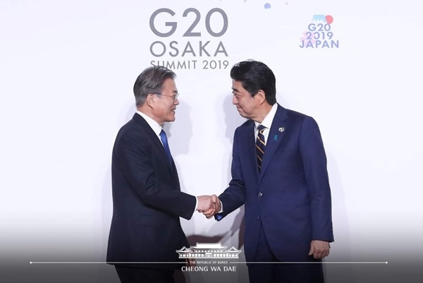 문재인 대통령이 지난달 28일 오사카에서 열린 G20 정상회의에 참석, 의장국인 일본 아베 신조 총리와 악수를 나누고 있다.(사진=청와대 페이스북)