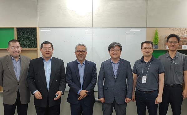 말레이시아 통신사업자 셀콤의 이드함 나와위 CEO(왼쪽 세번째) 비롯한 경영진이 9일 LG유플러스 마곡사옥을 방문, U+5G를 벤치마킹하고 협력방안에 대해 논의했다.(사진=LG유플러스)