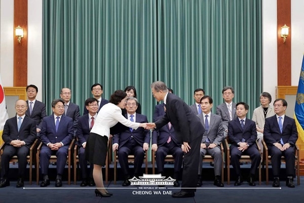 조성욱 신임 공정거래위원장이 지난 9일 청와대에서 문재인 대통령으로부터 임명장을 수여받고 있다. (사진=청와대 페이스북)