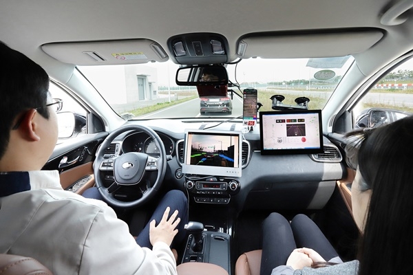 현대모비스 서산주행시험장에서 모비스의 자율주행차 ‘엠빌리’로 KT 5G V2X 기반 자율주행 기술을 시연하고 있다.(사진=KT)