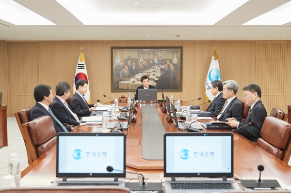 지난 8월31일 이주열 한국은행 총재(가운데)가 금융통화위원회 회의에 앞서 금통위원들과 대화를 나누고 있다. 사진=한국은행