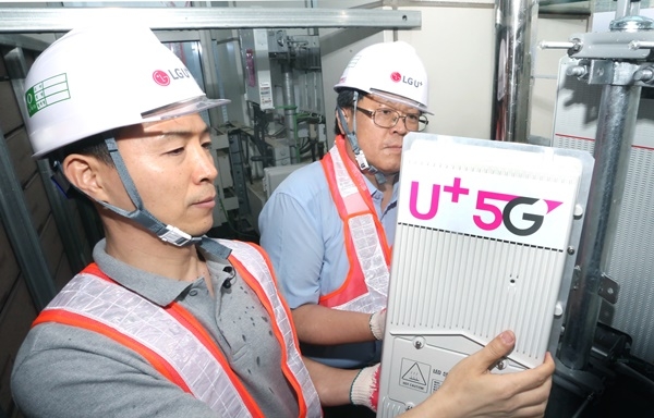LG유플러스 직원들이 5G 기지국 장비와 정류기를 설치하고 있다.(사진=LG유플러스)