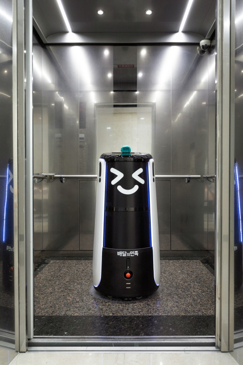 실내 자율주행 배달로봇 딜리타워가 엘리베이터에 타고 배달업무를 수행하고 있다. (제공: 우아한형제들)