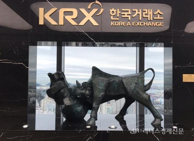 부산국제금융센터 내 한국거래소 본사에 설치된 상징물. 홍윤 기자.