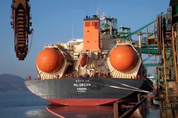 포스코의 세계 최초 LNG 추진 벌크 외항선. (제공: 포스코)