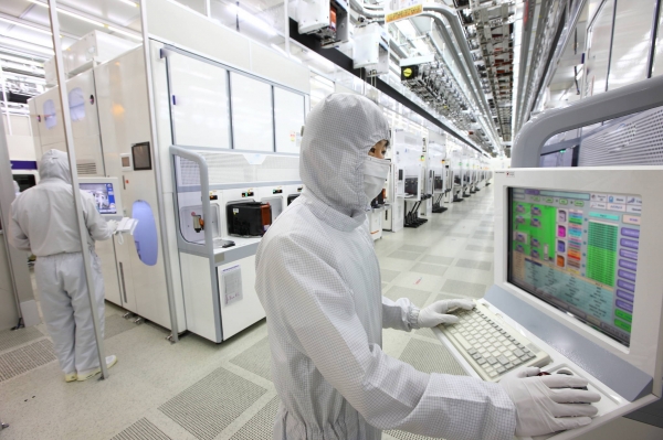 The inside view of Samsung Electronics'Hwaseong semiconductor. Photo = Samsung Electronics