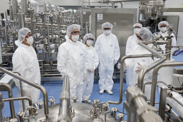 이재용 삼성전자 부회장이 최근 세계 최대 바이오의약품 생산 시설인 삼성바이오로직스 제4공장을 방문해 생산 시설을 점검하고 있다. 사진=삼성전자