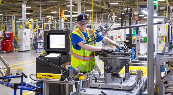 미국 미시건 주 와이오에 위치한 GM 생산공장에서 새로운 공구와 장비를 시연하고 있는 GM 직원. 사진= GM